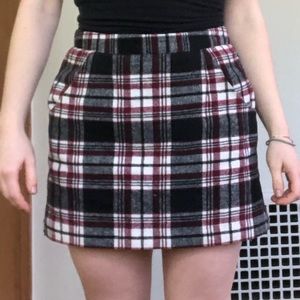 Plaid zip up skirt w/ pockets!